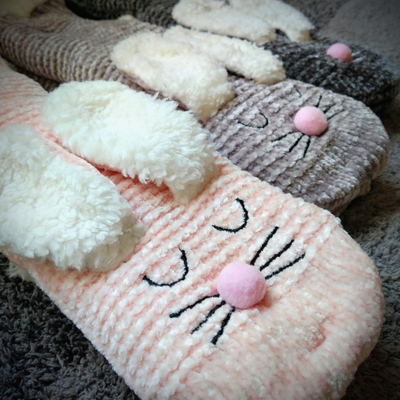 🍒NWT🍒 SNOW BUNNY NONSLIP SLIPPER SOCKS - Picture 9 of 11